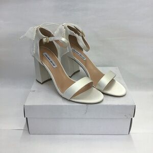 New Charles David women’s white open toe heel with pearly bow on back size 8